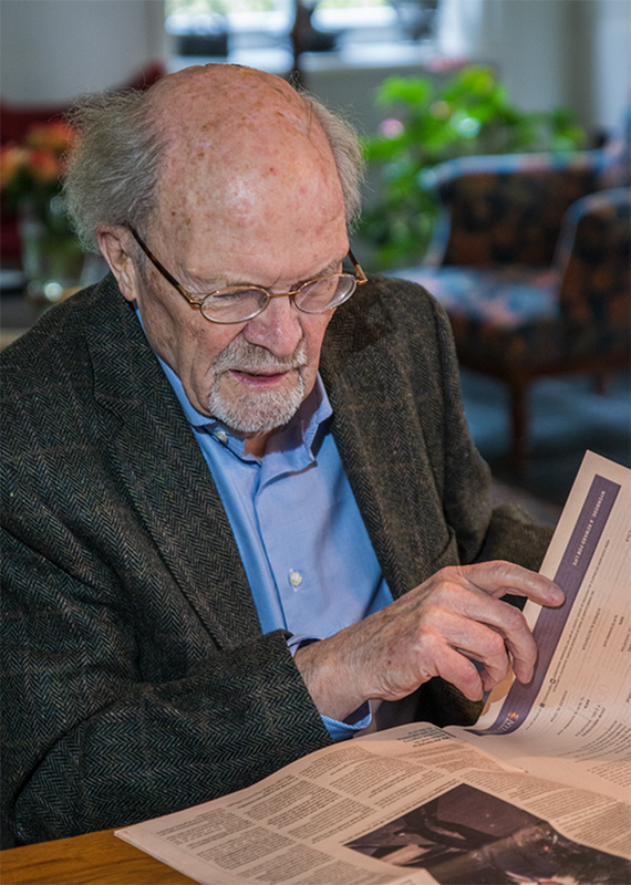 Foto van Peter Lagendijk die een krant leest